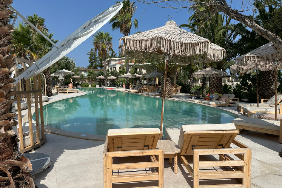 NUSA suites & villas