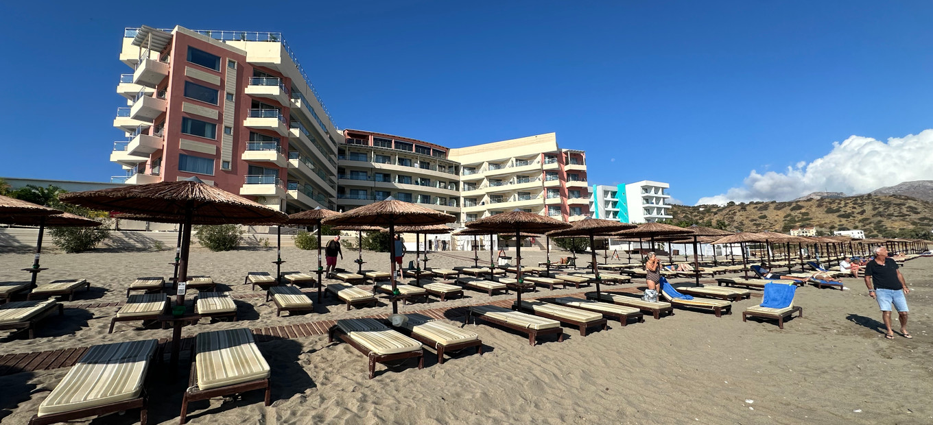 Pláž před hotelem Konstantinos