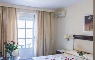 Crithoni's Paradise Hotel