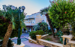 Crithoni's Paradise Hotel