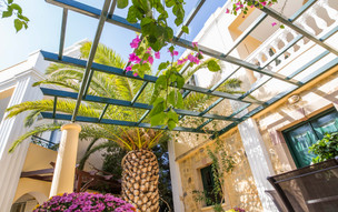 Crithoni's Paradise Hotel