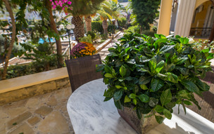 Crithoni's Paradise Hotel