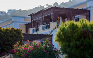 Crithoni's Paradise Hotel
