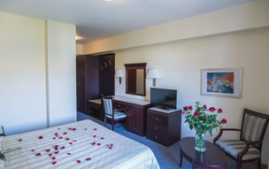 Crithoni's Paradise Hotel