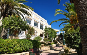 Crithoni's Paradise Hotel