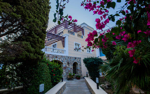 Crithoni's Paradise Hotel