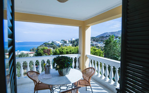 Crithoni's Paradise Hotel