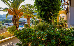 Crithoni's Paradise Hotel