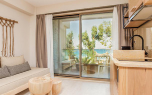 Mako Sea & Suites