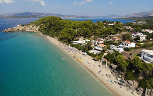Pláž Makris Gialos