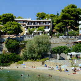 Recko-Alonissos-Ubytovani-Nikos-5-pohled-na-dum